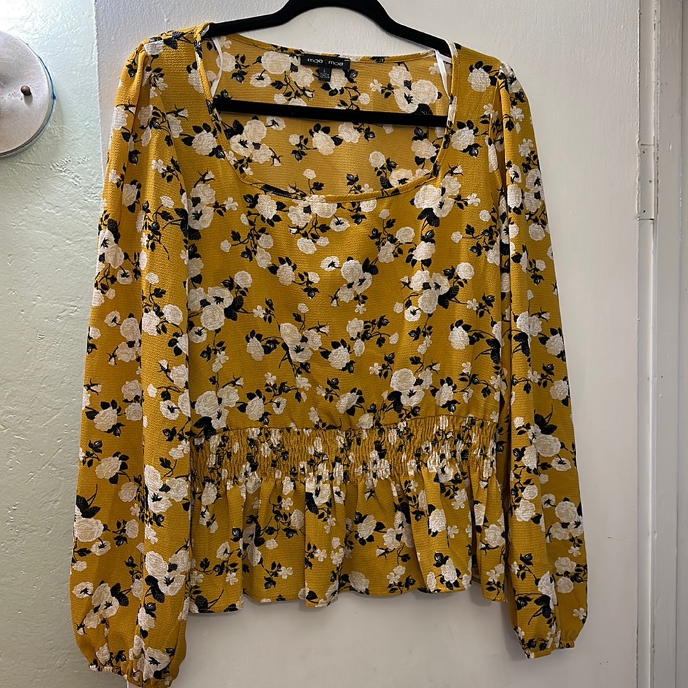Squared neckline mustard top
